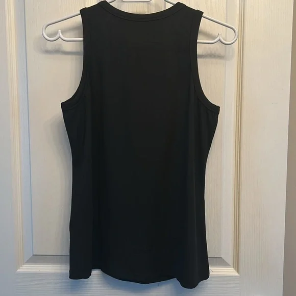 Keyhole V-Neck Tanktop - Picture 11 of 14